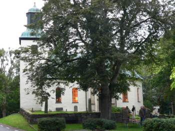 Ödeby kyrka i skymningen